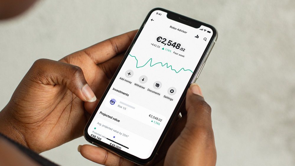 Revolut „a angajat” un robot care să ajute românii să investească pe bursă