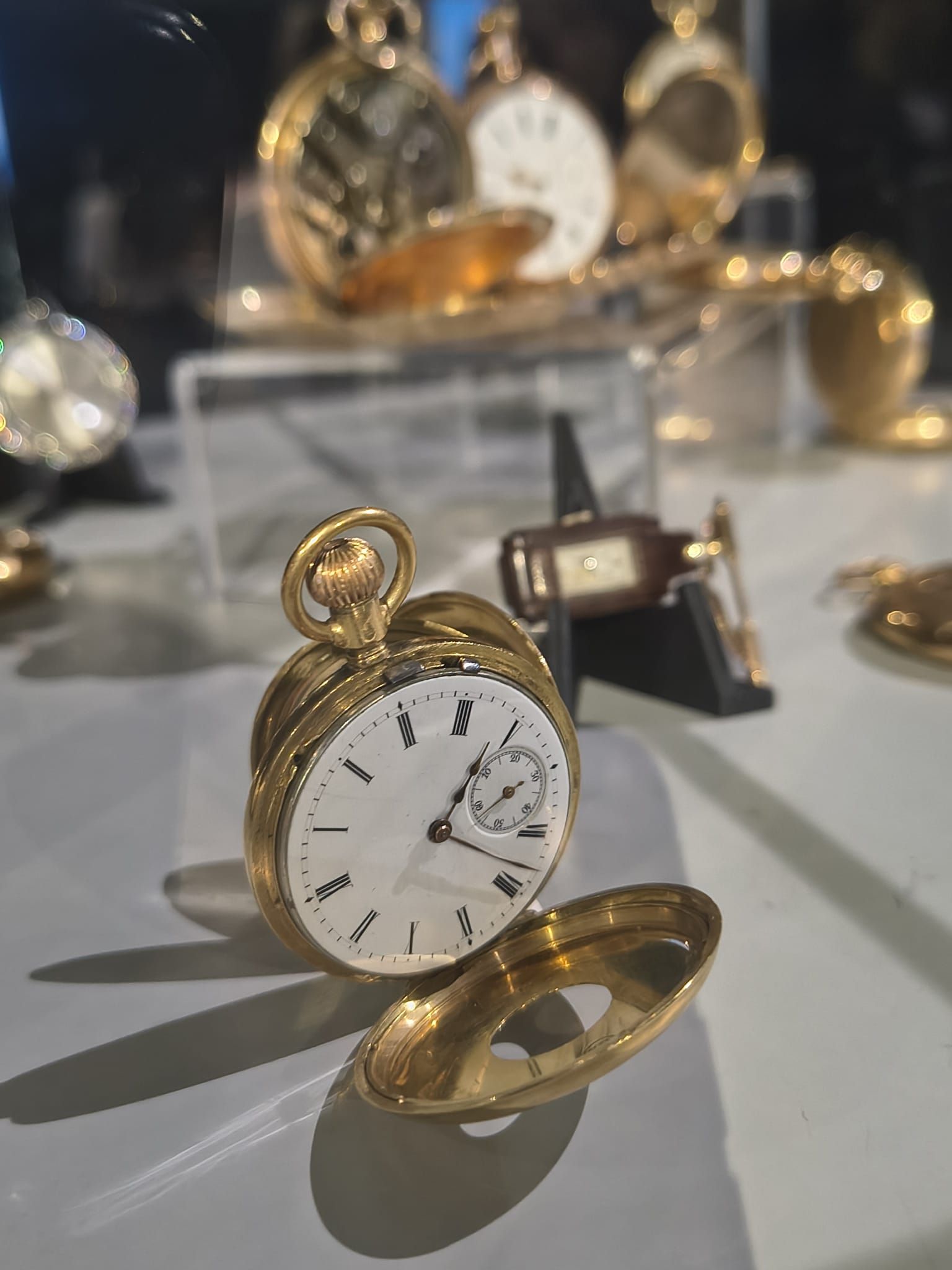 FOTO. Un CEAS, o POVESTE. Orologerie elvețiană la BNR. „Valori care rezistă timpului” marchează 115 ani de relații România-Elveția<br> - Poza 1