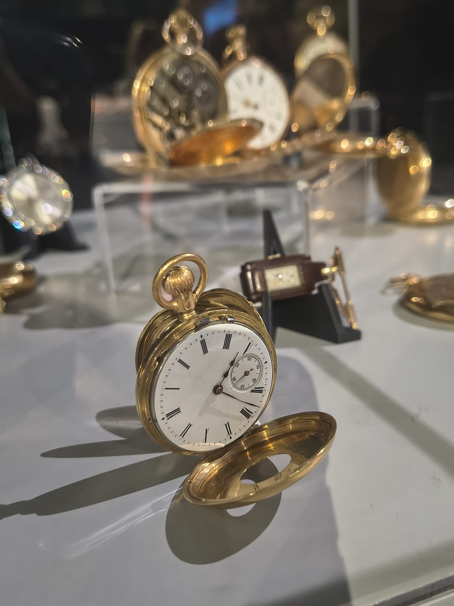 FOTO. Un CEAS, o POVESTE. Orologerie elvețiană la BNR. „Valori care rezistă timpului” marchează 115 ani de relații România-Elveția<br> - Poza 5
