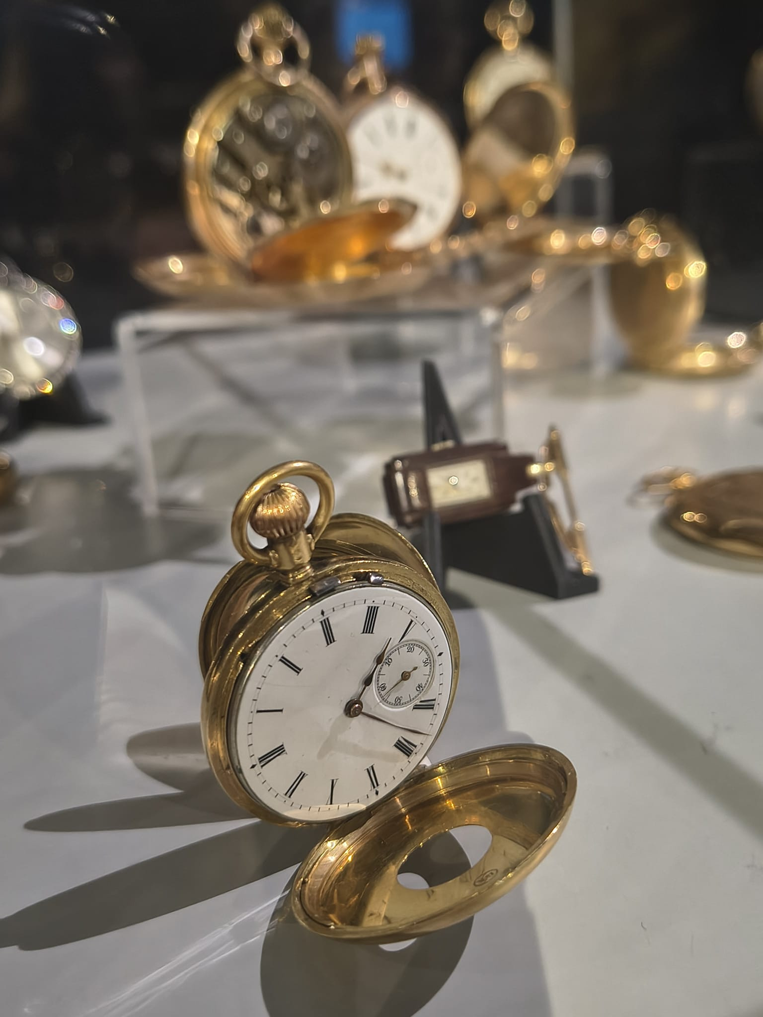 FOTO. Un CEAS, o POVESTE. Orologerie elvețiană la BNR. „Valori care rezistă timpului” marchează 115 ani de relații România-Elveția