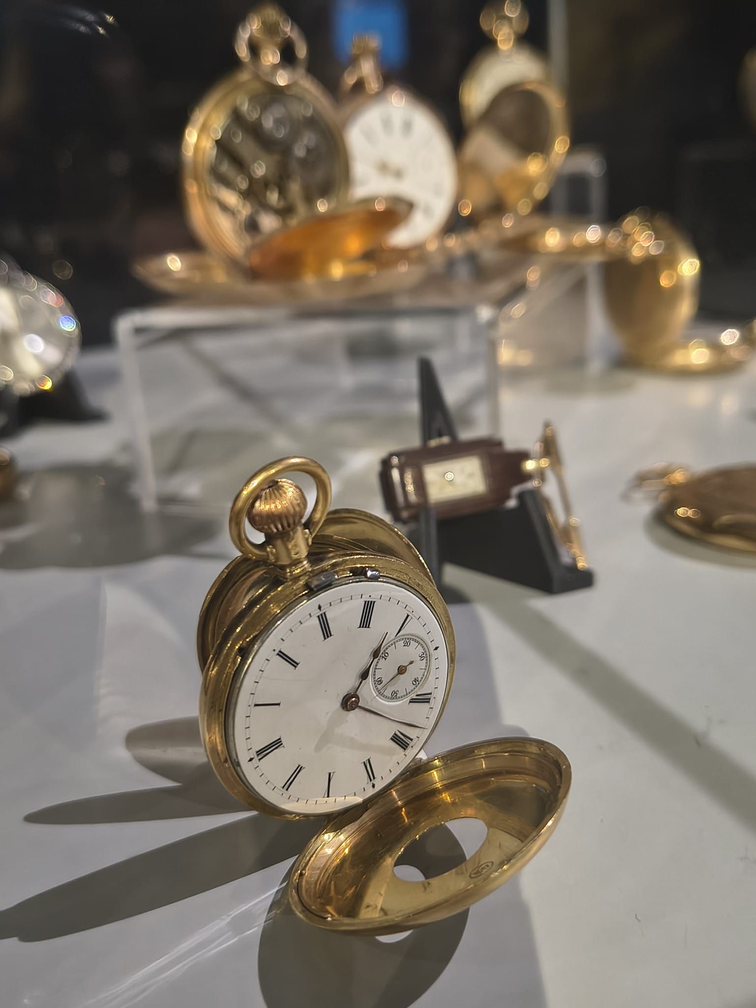 FOTO. Un CEAS, o POVESTE. Orologerie elvețiană la BNR. „Valori care rezistă timpului” marchează 115 ani de relații România-Elveția<br> - Poza 2