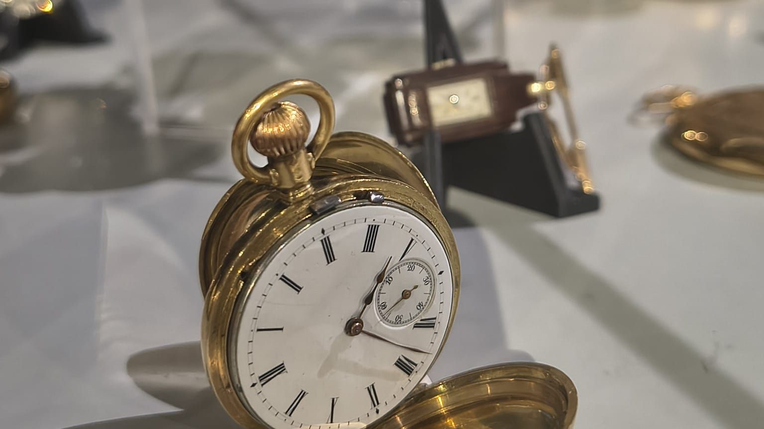 FOTO. Un CEAS, o POVESTE. Orologerie elvețiană la BNR. „Valori care rezistă timpului” marchează 115 ani de relații România-Elveția<br>