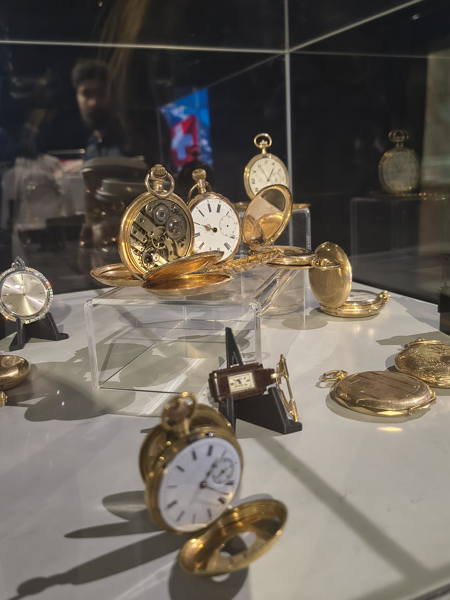FOTO. Un CEAS, o POVESTE. Orologerie elvețiană la BNR. „Valori care rezistă timpului” marchează 115 ani de relații România-Elveția<br> - Poza 4