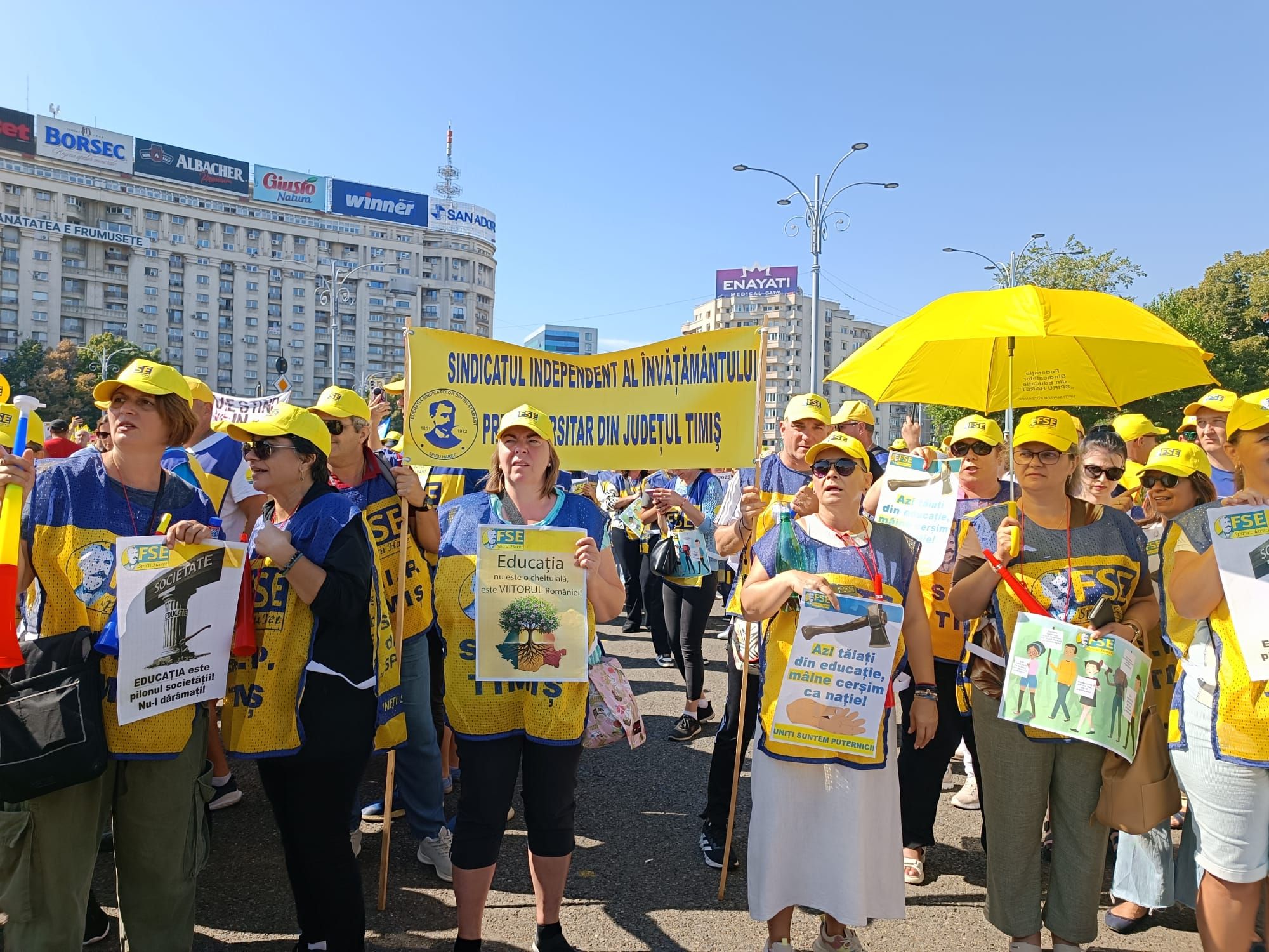FOTOREPORTAJ din prima zi de școală: Festivitatea s-a mutat în stradă, iar clopoțelul a fost înlocuit de vuvuzele și de fluiere - Poza 1