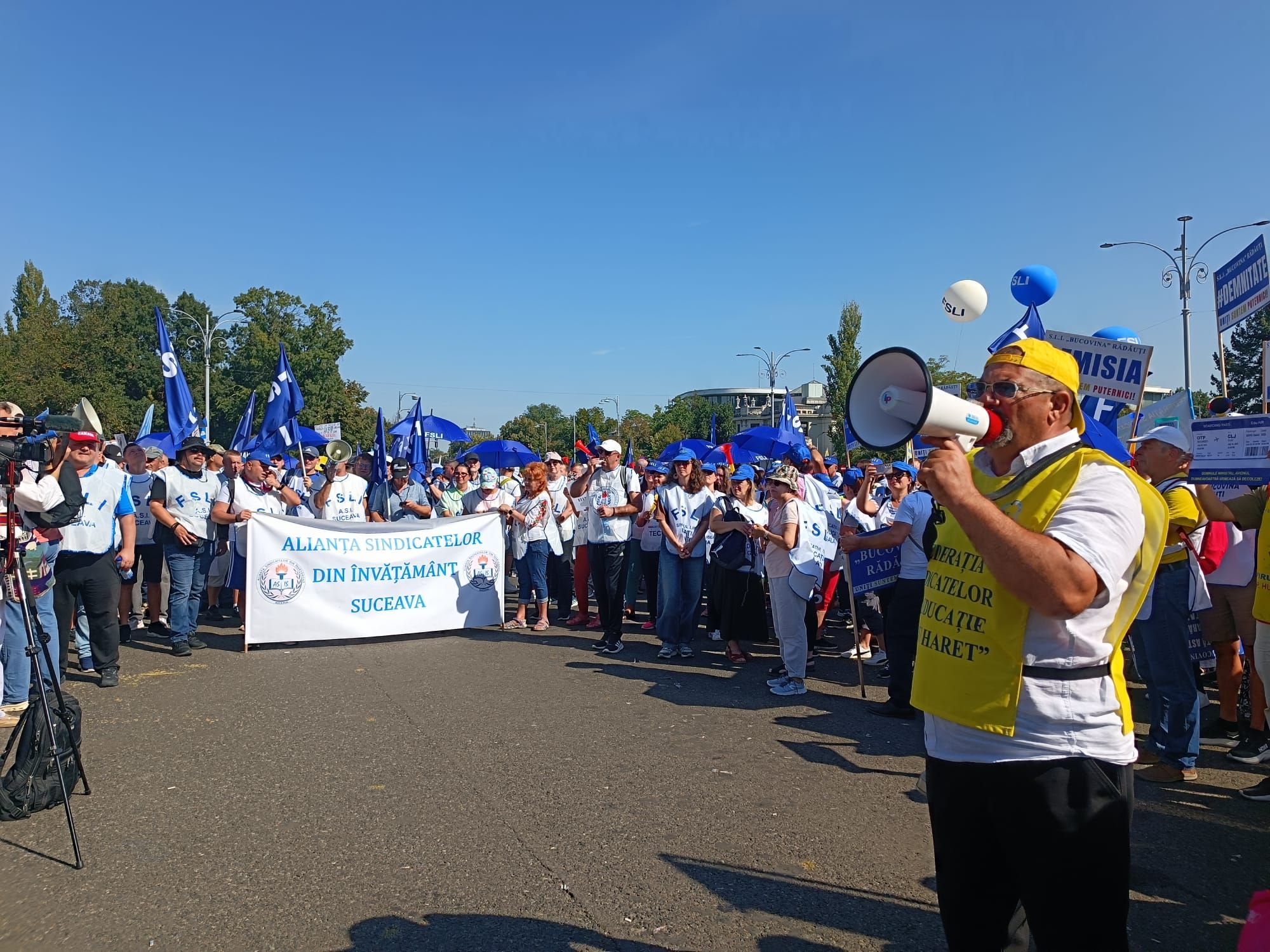 FOTOREPORTAJ din prima zi de școală: Festivitatea s-a mutat în stradă, iar clopoțelul a fost înlocuit de vuvuzele și de fluiere - Poza 7