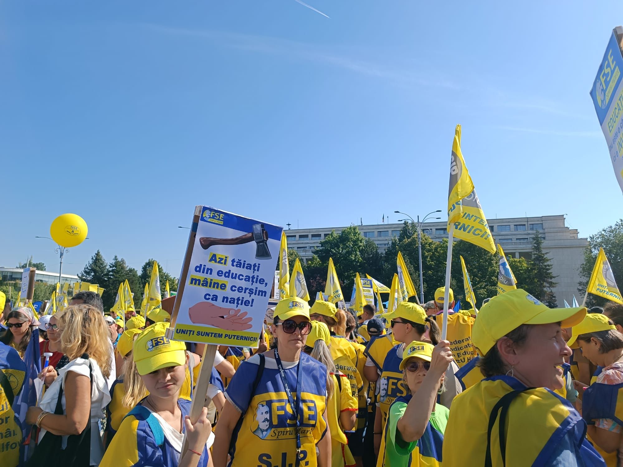 FOTOREPORTAJ din prima zi de școală: Festivitatea s-a mutat în stradă, iar clopoțelul a fost înlocuit de vuvuzele și de fluiere - Poza 4