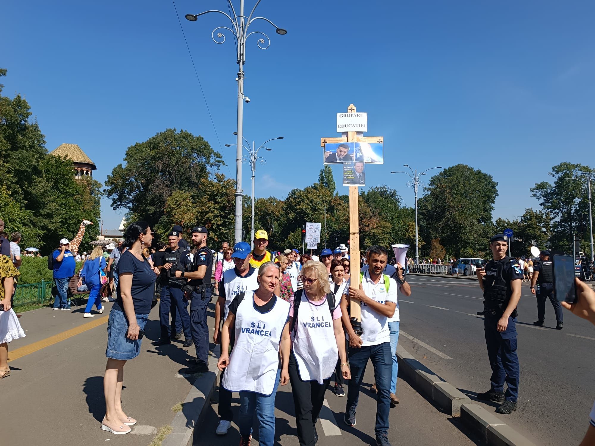 FOTOREPORTAJ din prima zi de școală: Festivitatea s-a mutat în stradă, iar clopoțelul a fost înlocuit de vuvuzele și de fluiere - Poza 14