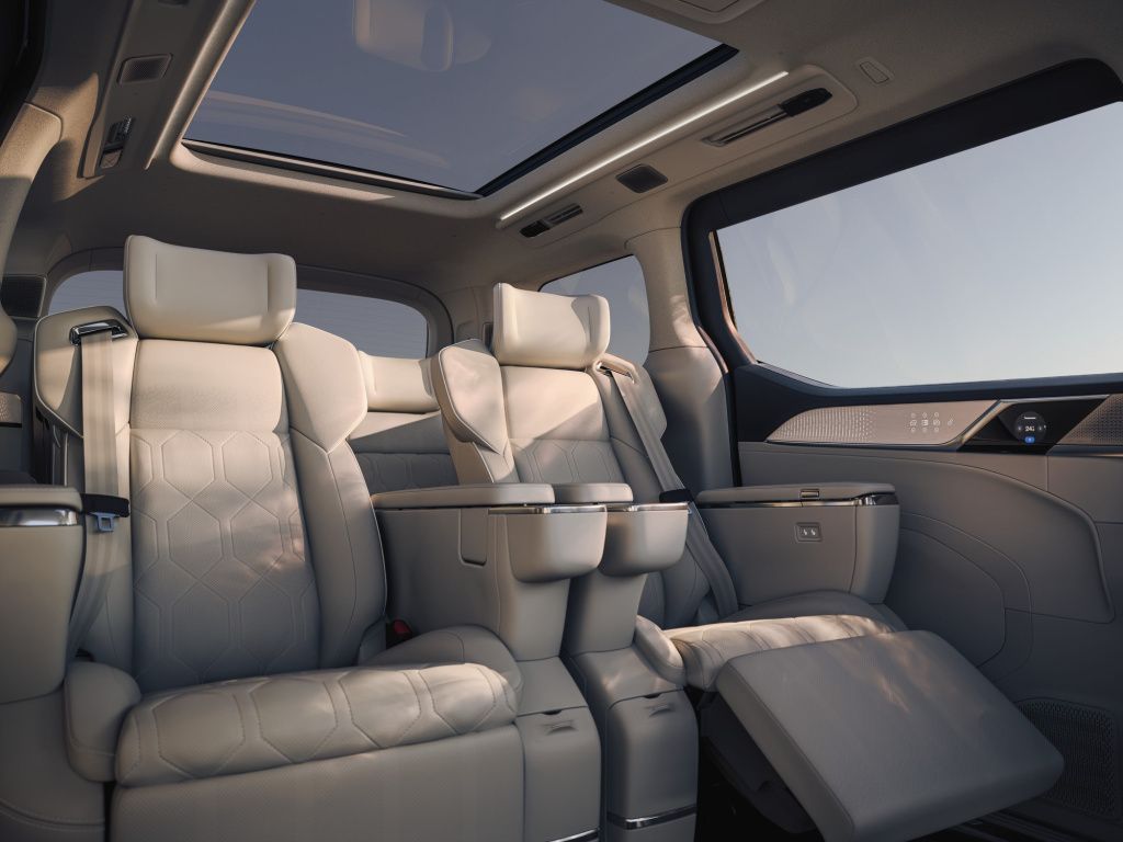 GALERIE FOTO | Cum arată primul monovolum Volvo din istorie - Imagine 4