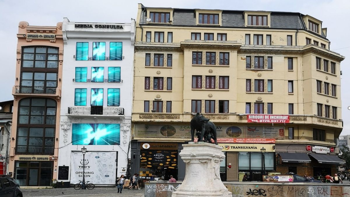 (P) Explozie de culoare pe fatada istoricei cladiri, "Casa cu Lei"