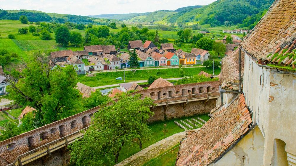 Ambasada SUA investeste o jumatate de milion de dolari in restaurarea unei biserici fortificate din Sibiu