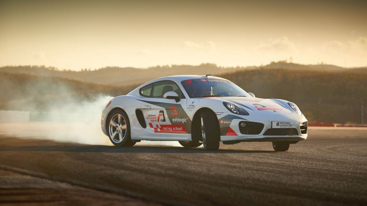 Încă mai rulezi cu anvelopele de iarnă pe timp de vară?