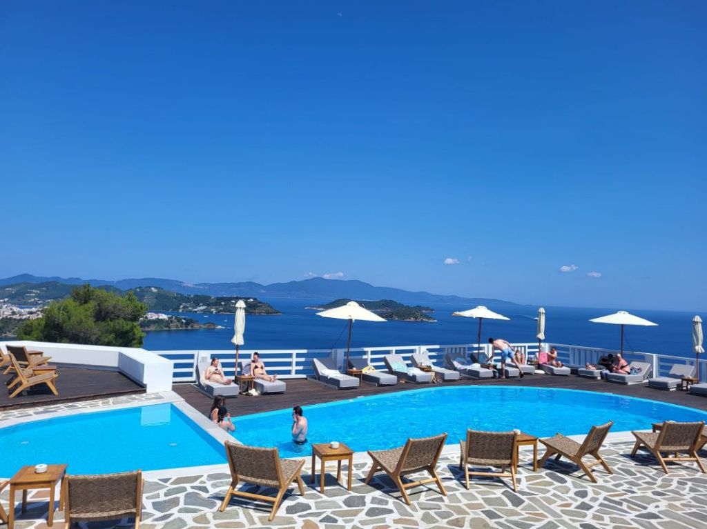 Skiathos, micuța insulă din Marea Egee cu păduri de pin, plaje premiate și povești medievale - Imagine 24