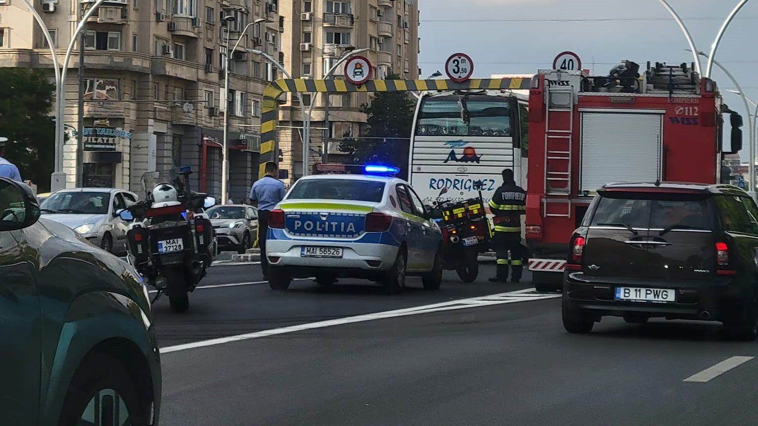 Pasajul Unirii, blocat din nou, după ce un autocar nu a reușit să treacă de delimitatorul de înălțime