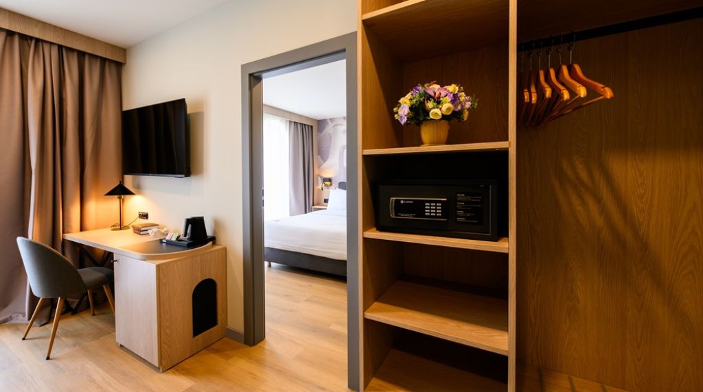 FOTO | Se deschide primul hotel internațional din Alba Iulia - Imagine 1