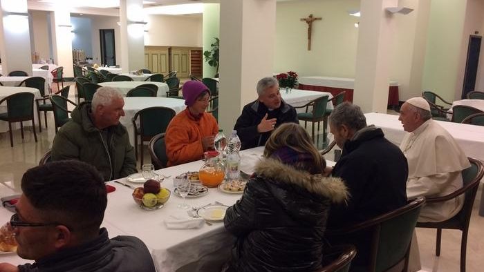 Doi romani fara adapost, intre invitatii Papei Francisc la micul dejun de ziua aniversarii sale