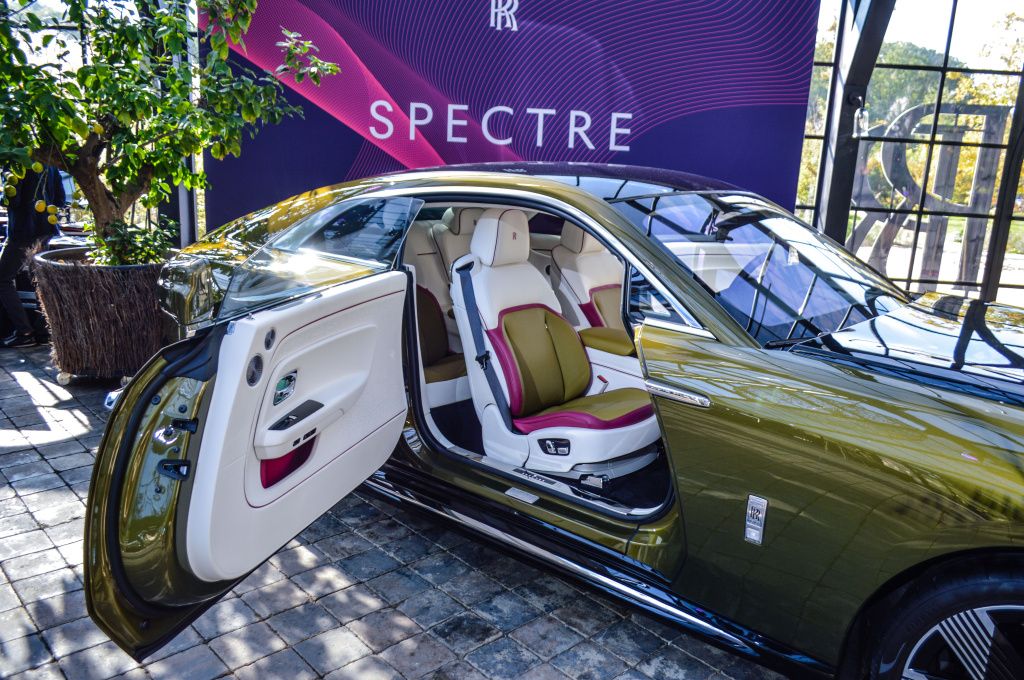 GALERIE FOTO | Rolls-Royce aduce mai multe premiere europene importante la București - Imagine 40