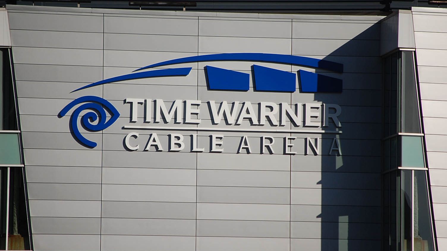 AT&T vrea sa cumpere Time Warner pentru 85 de miliarde de dolari