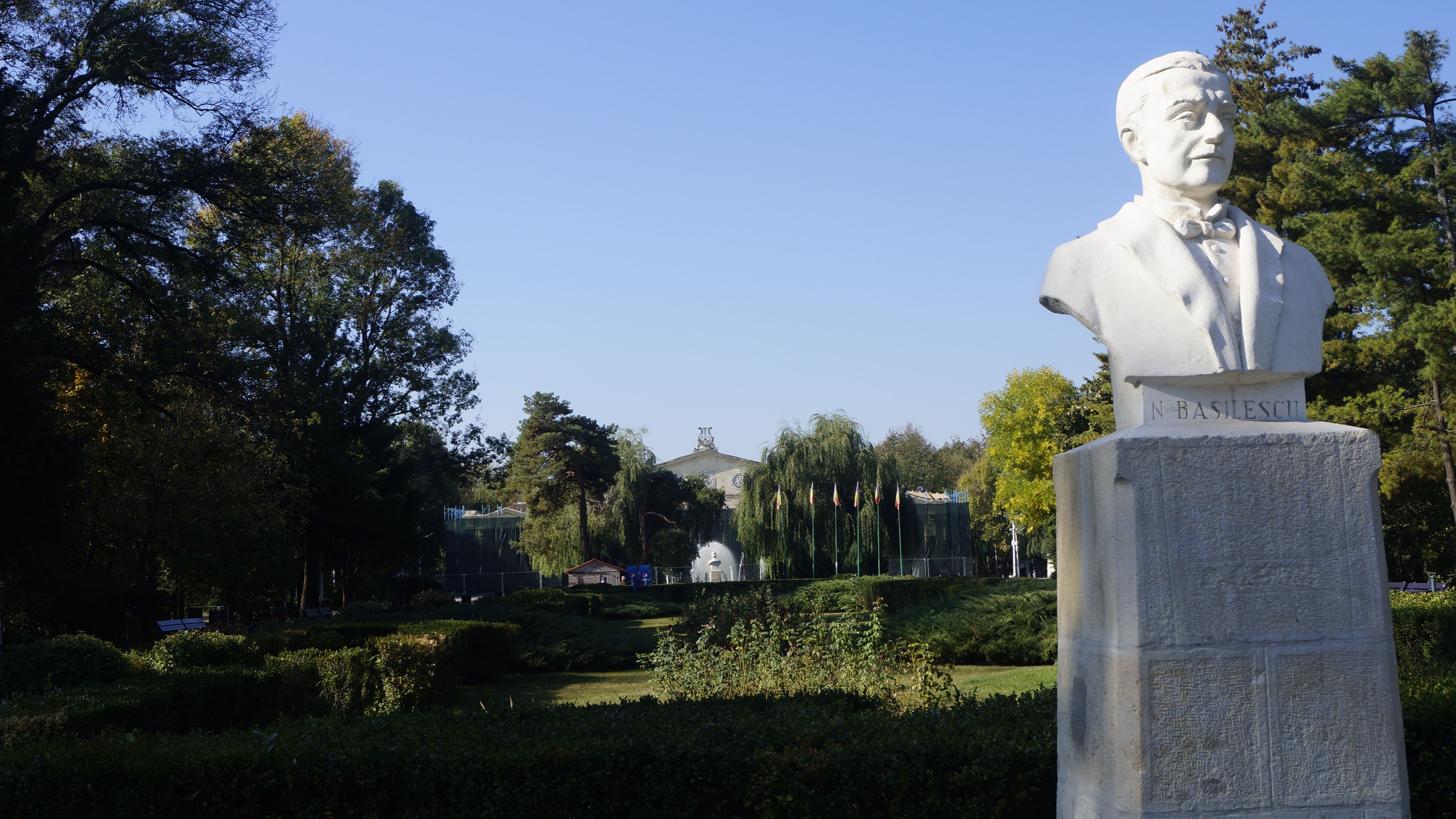 [Reportaj] Ruinele Teatrului de Vara din parcul Bazilescu: Primaria Sectorului 1 face curatenie inainte sa inceapa lucrarile. In vara s-ar putea organiza spectacole