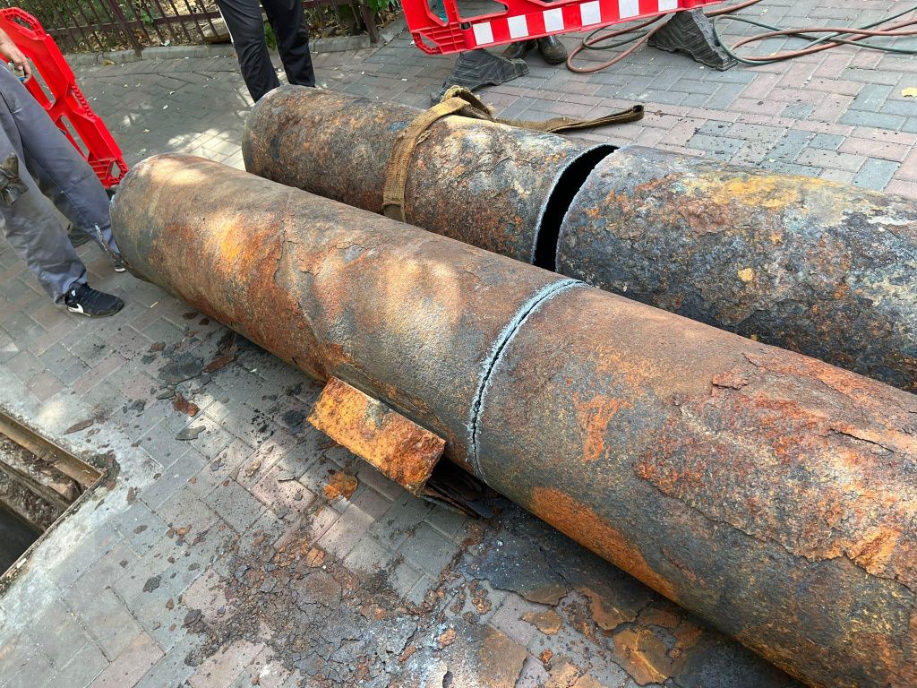 Nicușor Dan: Încheiem anul cu încă 50 km de conducte schimbați. Cum arătau conductele vechi - Imagine 10