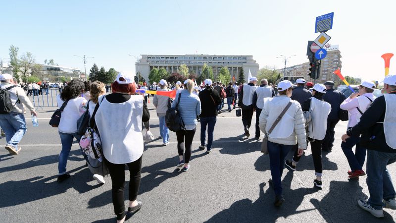 Proteste in Sanatate. Mii de oameni se afla in fata Guvernului si a spitalelor din tara: Cine seamana vant culege furtuna!