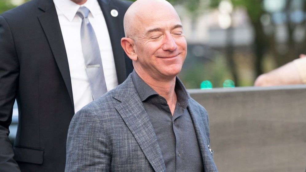 Războiul miliardarilor pentru spațiu: Compania lui Jeff Bezos, Blue Origin, dă în judecată NASA