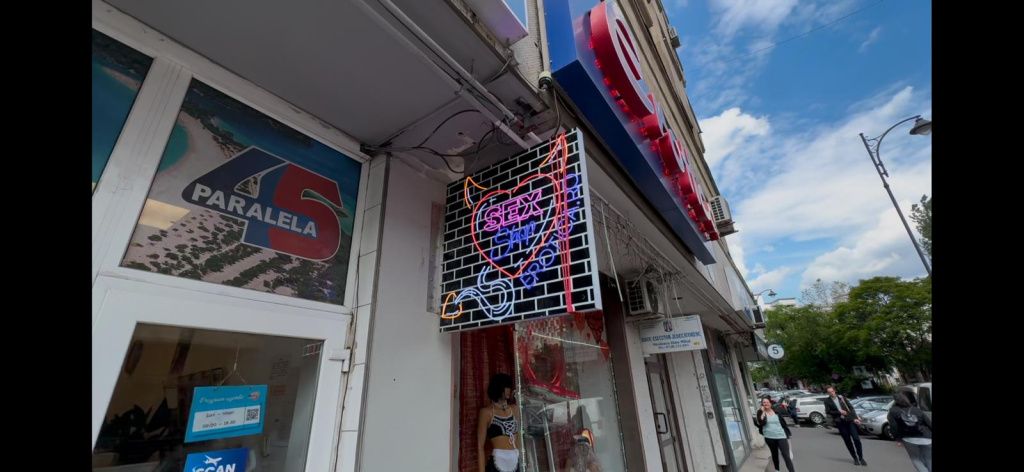 FOTO: Control ANPC la sex-shop-urile din Capitală. Ce nereguli a găsit Piedone la produsele pentru - Imagine 10