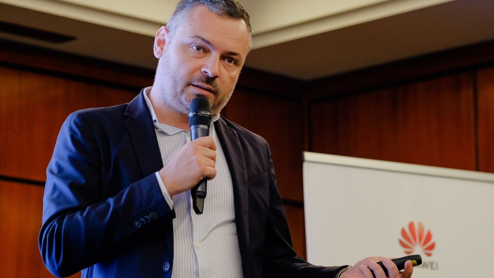 Tablă inteligentă, ghișeu virtual, cancelarie online. Ce este IdeaHub, dispozitivul care digitalizează instituțiile din România