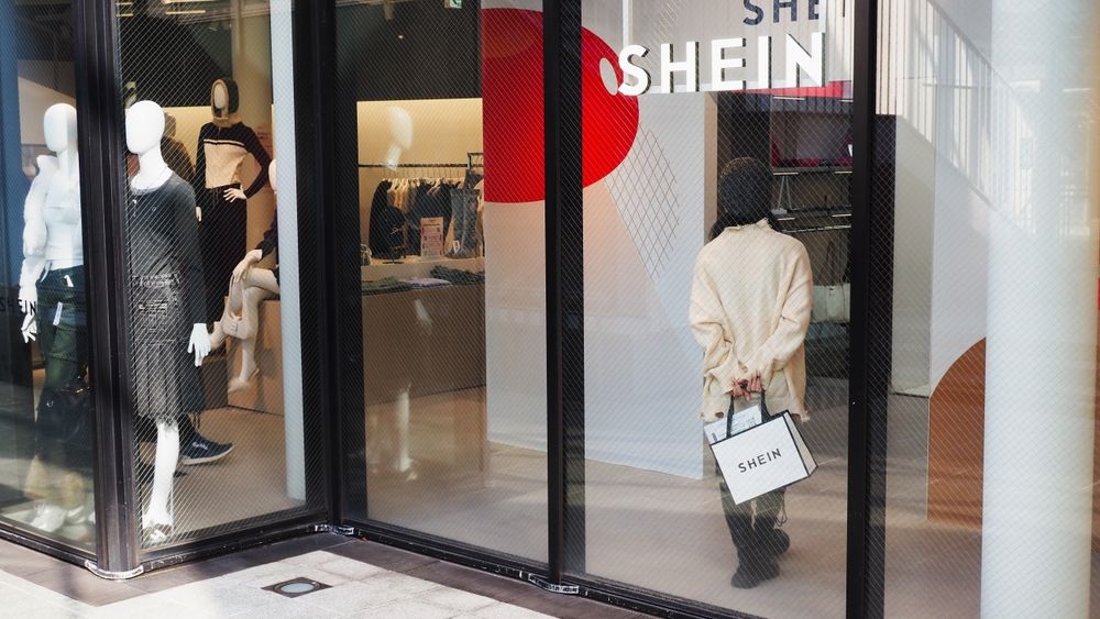 Shein deschide un magazin într-un mare centru universal din fața Primăriei din Paris și în alte 5 orașe din Franța: critici dure din partea retailerilor locali