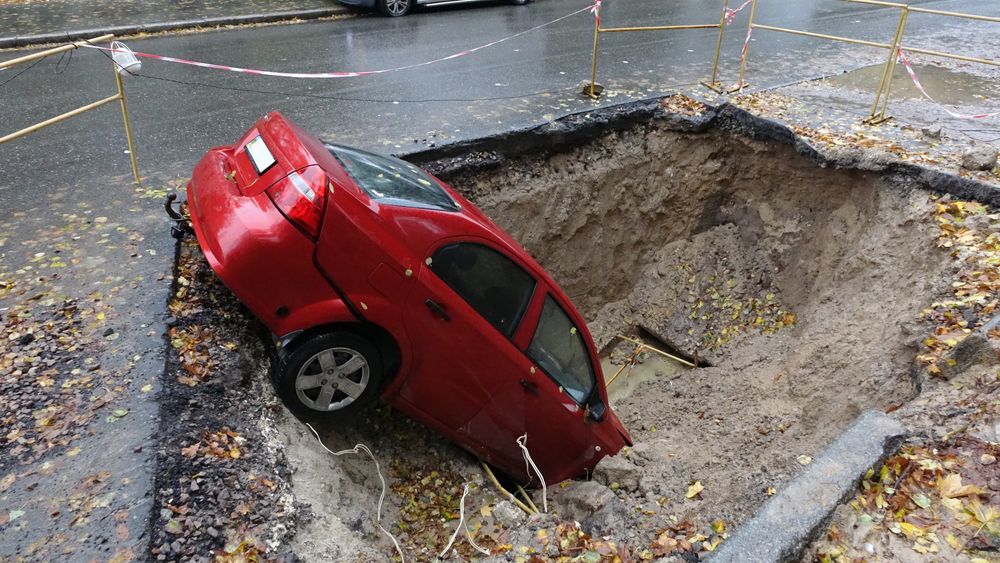 Bucureștiul „înghite” mașini: O stradă importantă s-a surpat în Sectorul 6