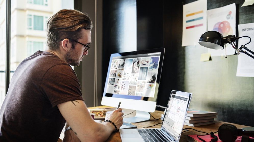 Sondaj: Peste 64% dintre angajaţi şi-ar dori să lucreze o parte din timp de acasă, după pandemie