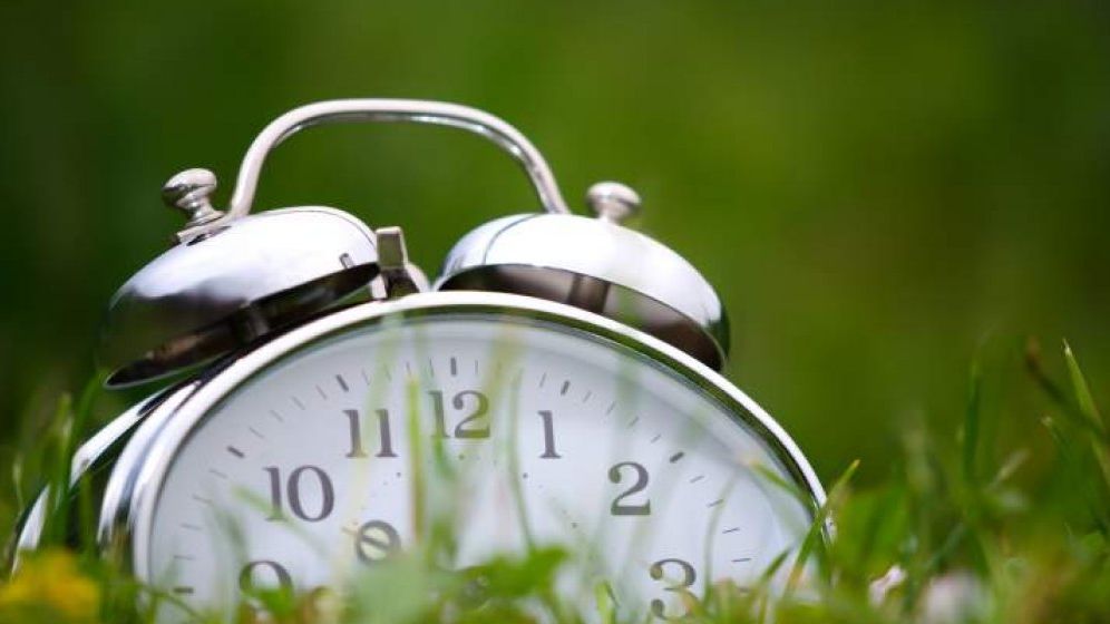 Comisia Europeana propune azi eliminarea trecerii la ora de vara