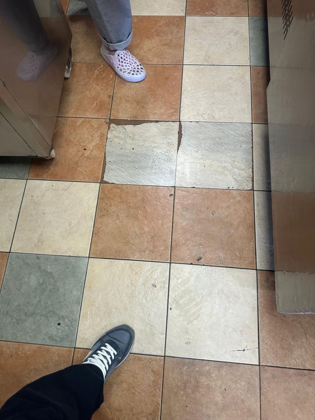 FOTO | ANPC a amendat unul dintre cele mai mari lanțuri de șaormerii din Capitală - Imagine 6