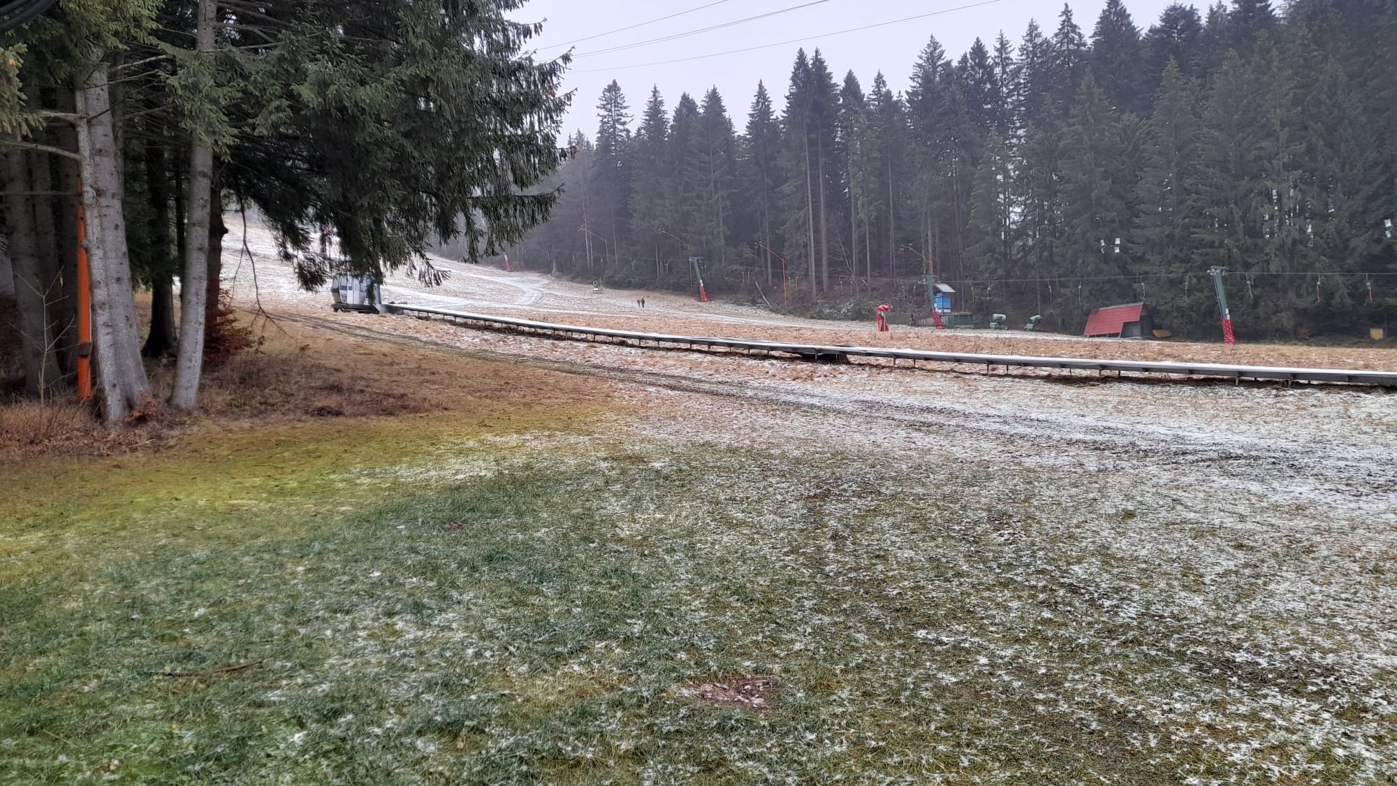 Sezonul de schi, compromis din cauza vremii?! Singura pârtie pe care se schiază în Poiana Brașov