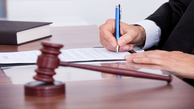 Cererea de reexaminare a legii privind eliminarea a 102 taxe nefiscale, respinsa de Comisia de buget-finante