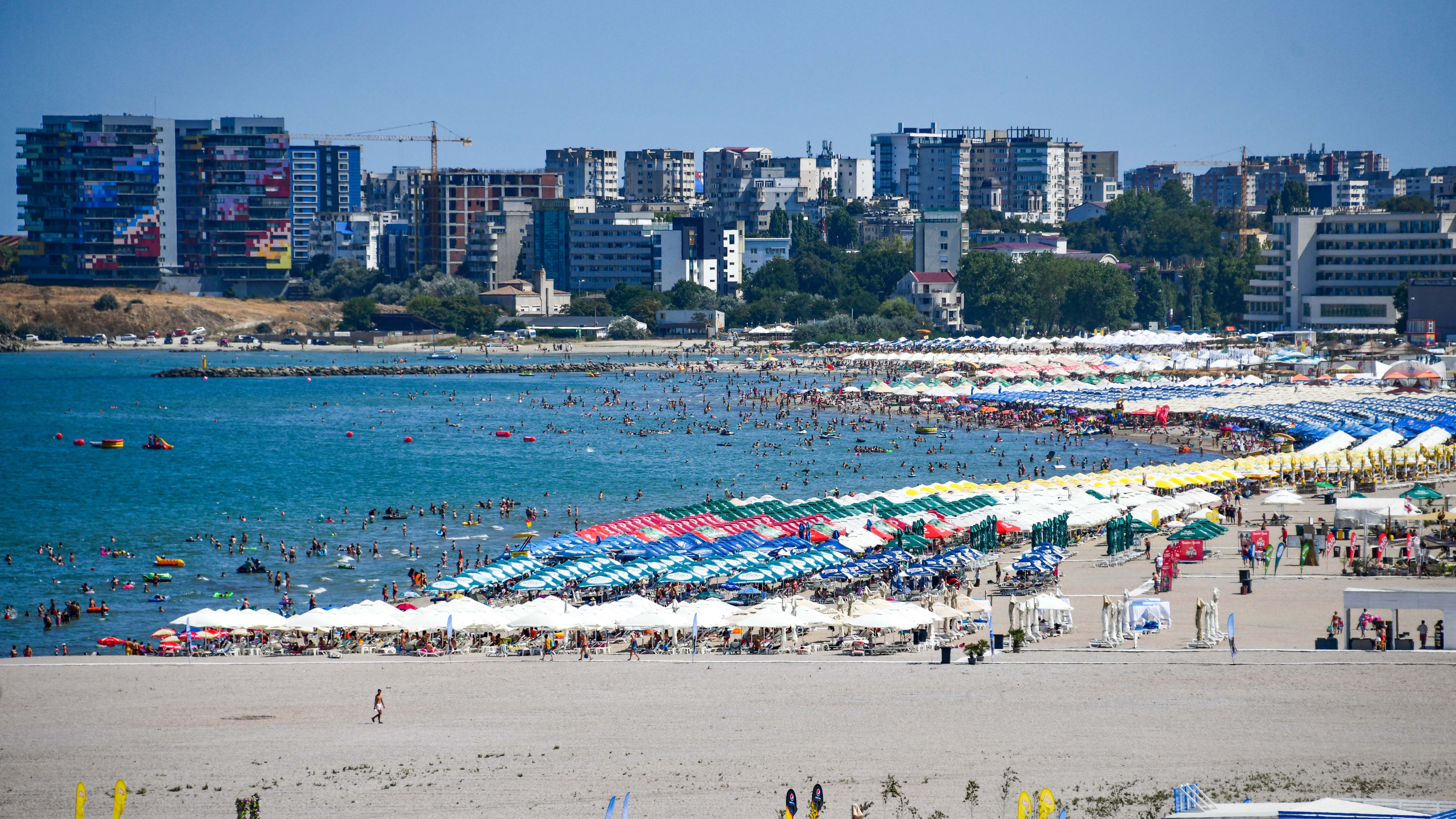 GALERIE FOTO | Mai puțini turiști în Mamaia, un fel de Mykonos al României? „Plajele lărgite dau impresia că sunt goale”