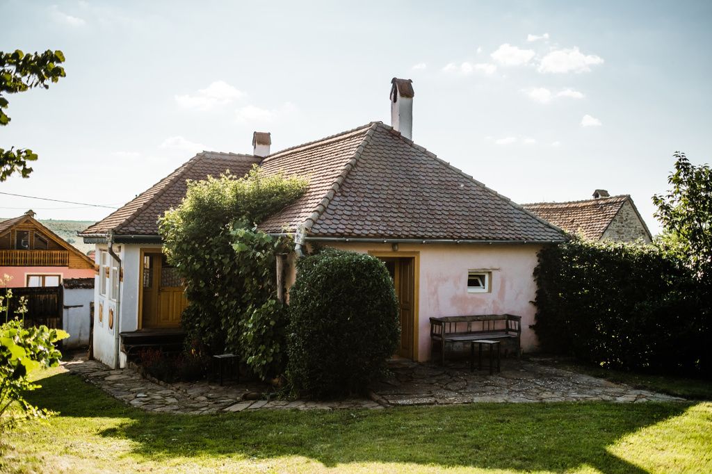 Ansamblu de case tradiționale, scos la vânzare lângă Viscri, satul în care are case regele Char - Imagine 2