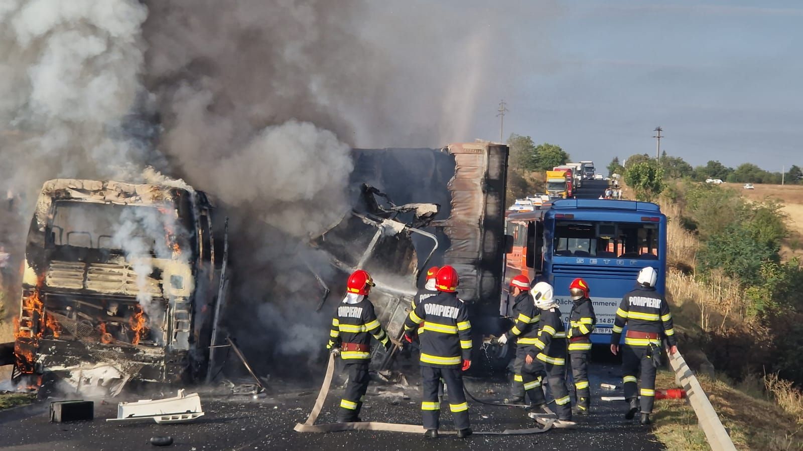 GALERIE FOTO | Accident grav în Teleorman, cu două autocare și un tir. În urma accidentului a izbucnit și un incendiu uriaș