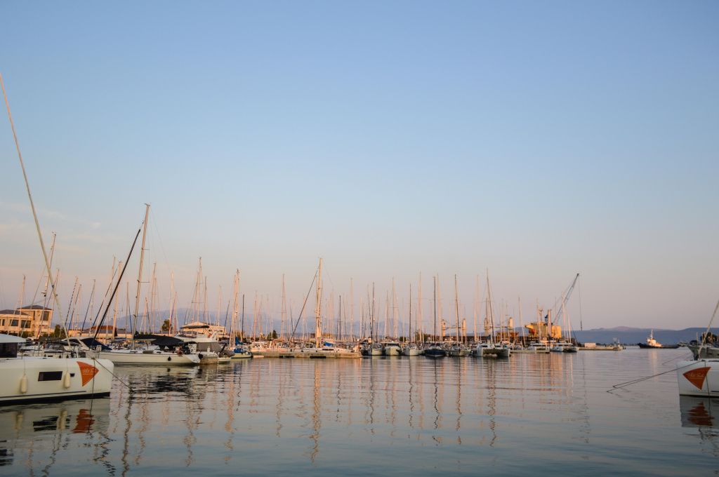 De aici, din port, pleacă și croaziere pentru turiști.