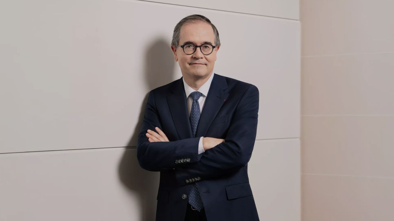 El este noul CEO al Grupului Renault. Care este trecutul celui care va decide inclusiv viitorul mărcii Dacia