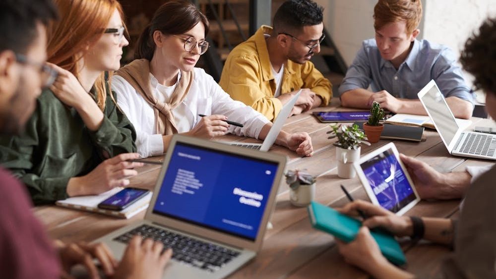 Veșnica dilemă a angajatorilor: Recrutează angajați cu puțină experiență, de la care au multe așteptări. Poate AI-ul să salveze situația?