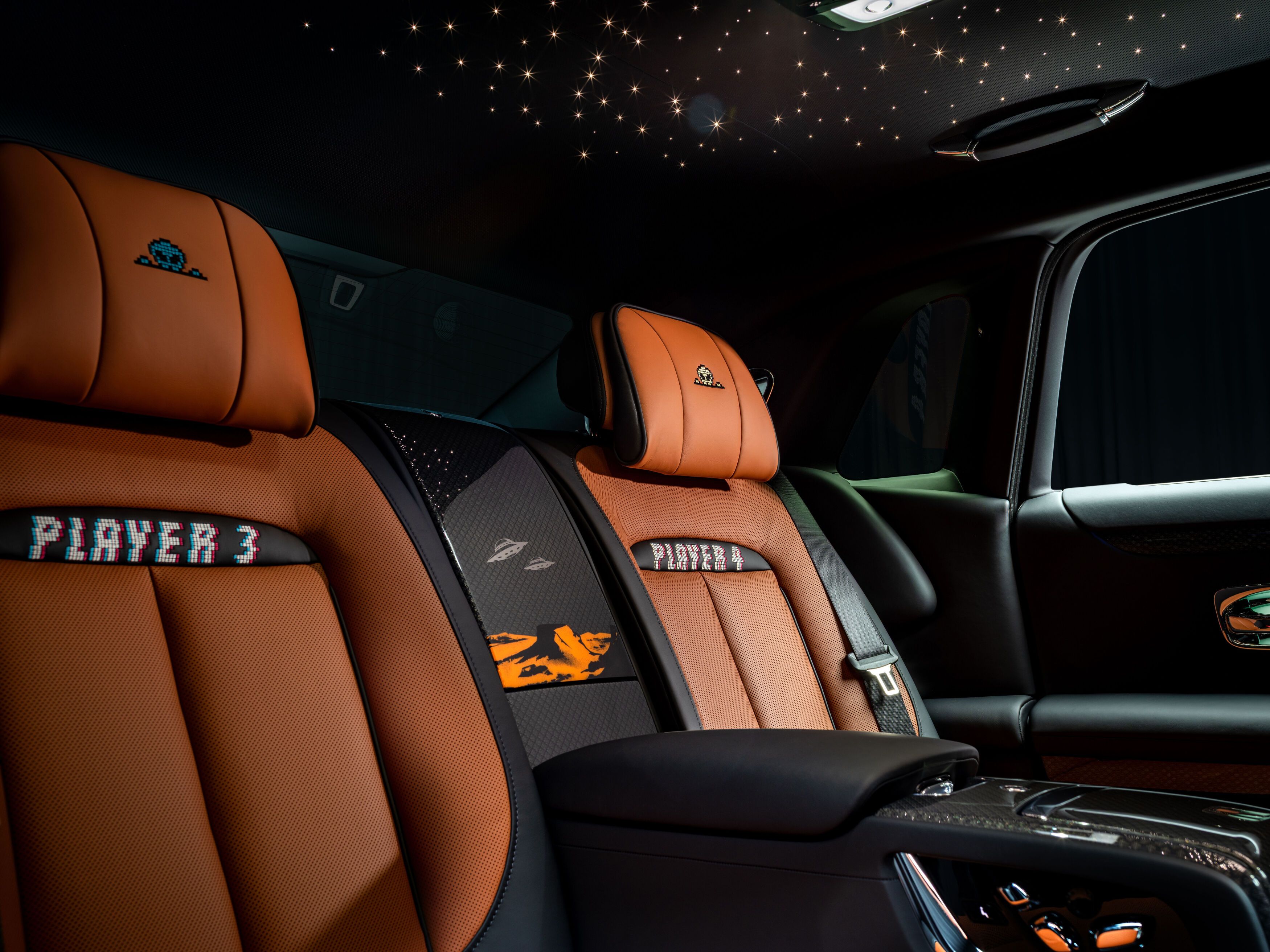 FOTO | Rolls-Royce dă în mintea copiilor. Cum arată noul Black Badge Ghost inspirat din lumea jocurilor video - Poza 4
