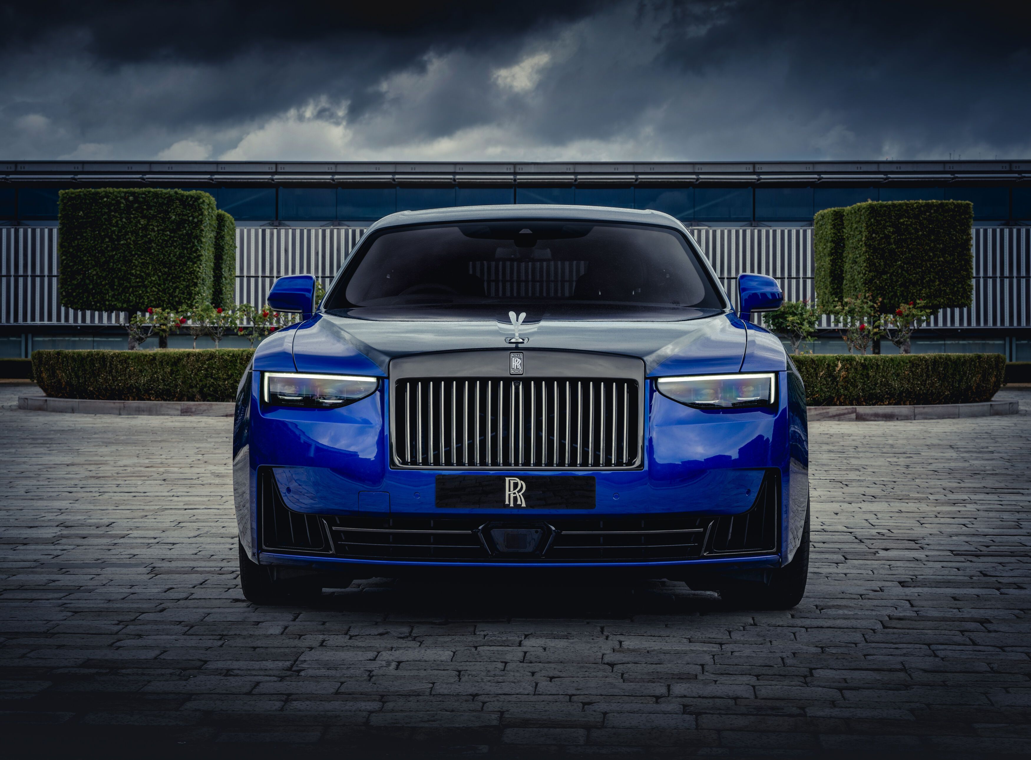 FOTO | Rolls-Royce dă în mintea copiilor. Cum arată noul Black Badge Ghost inspirat din lumea jocurilor video - Poza 1