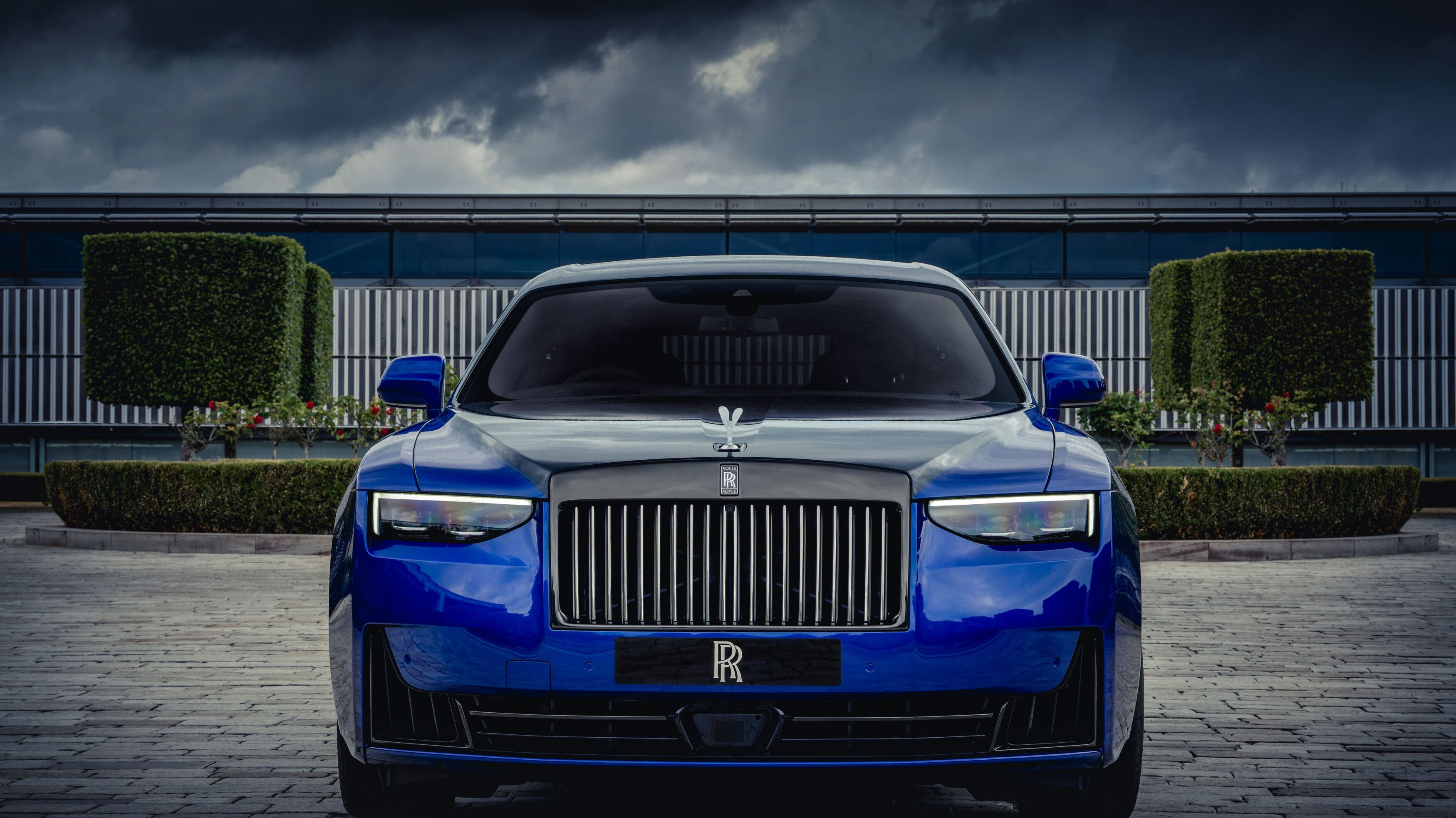 FOTO | Rolls-Royce dă în mintea copiilor. Cum arată noul Black Badge Ghost inspirat din lumea jocurilor video
