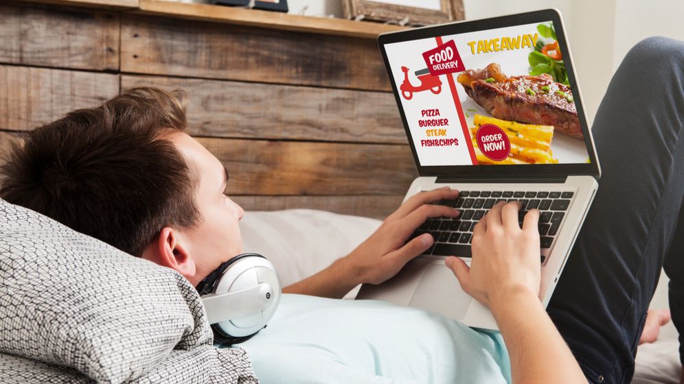 COVID-19 | Angajații care lucrează în bucătărie, principala teamă a românilor care comandă mâncare gătită