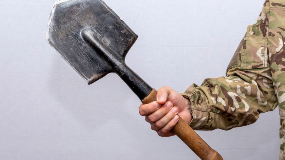 Din cauza lipsei de muniție, rezerviștii ruși atacă inclusiv cu lopețile din dotare