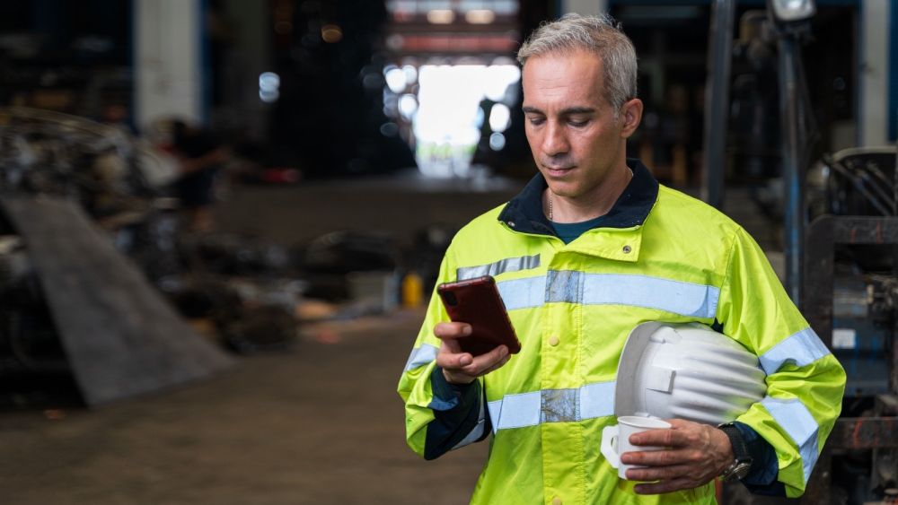 Nu au un CV făcut, dar vor să se angajeze rapid prin telefon sau WhatsApp. La ce joburi aplică acești români