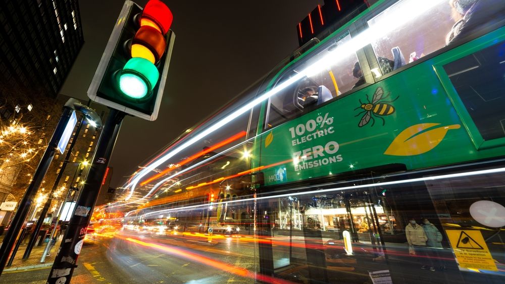 Primăriile din România cumpără mașini și autobuze electrice de 3,3 mld. lei