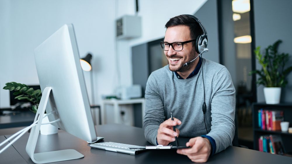 Cum s-a descurcat un call-center românesc care a mutat 250 de angajați în ”birourile de acasă”: Încărcăm telefoanele de 3 ori pe zi