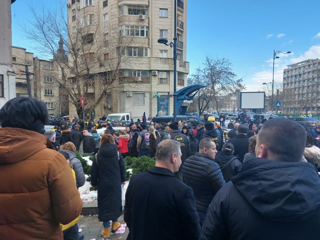 GALERIE FOTO: Trafic blocat în centrul Bucureștiului din cauza unui protest AUR - Imagine 2