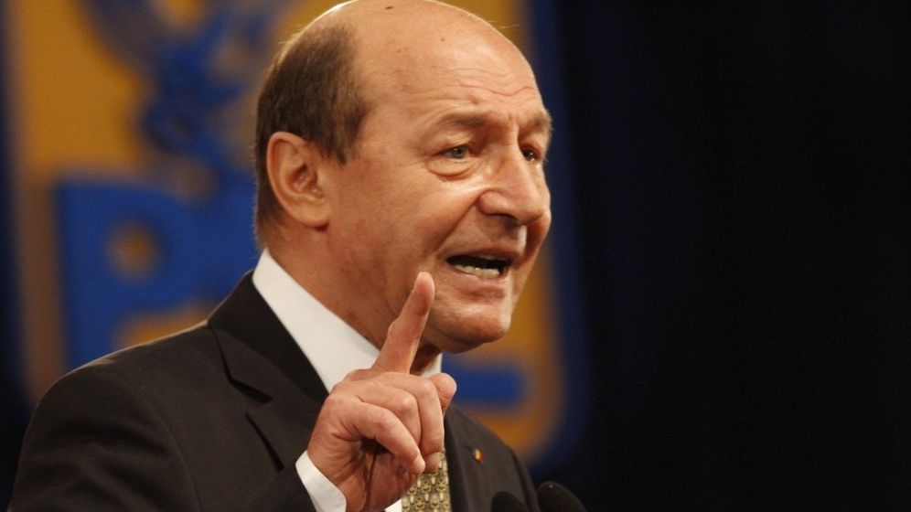 Basescu propune mai multe masuri de redresare: reducerile consistente de personal bugetar, printre acestea